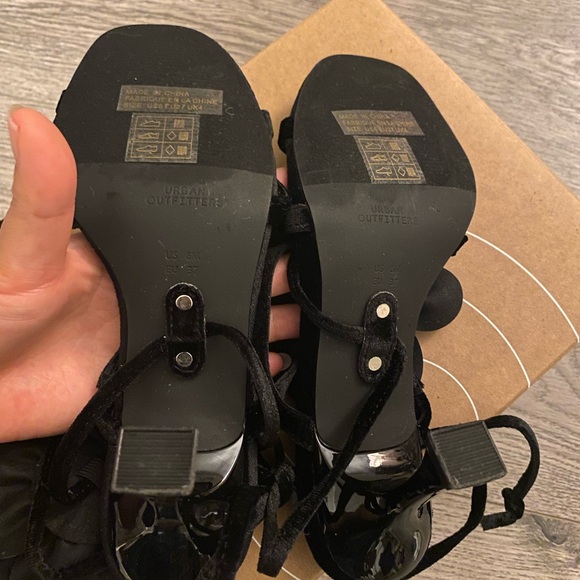 New urban outfitters Elegant Black Strappy Heels with Floral Accent, size 6 - Picture 7 of 7